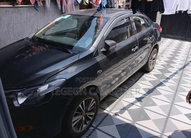 Toyota Yaris 2016 Gray