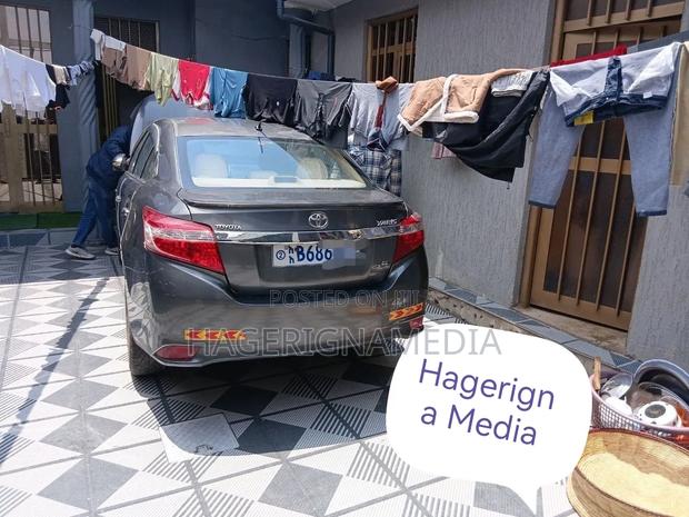 Toyota Yaris 2016 Gray