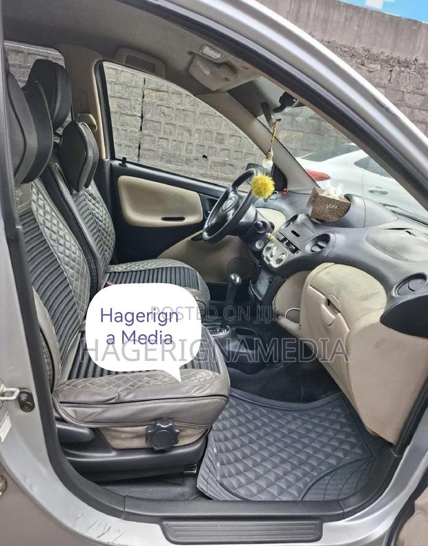 Toyota Vitz 2004 Silver