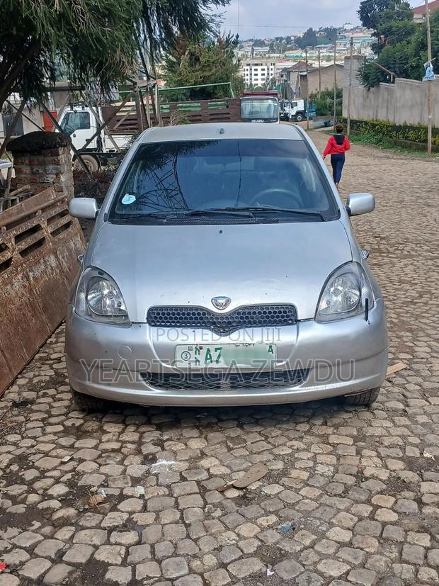 Toyota Vitz 2001 Silver