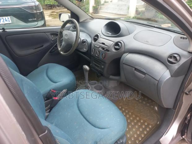 Toyota Vitz 2001 Silver