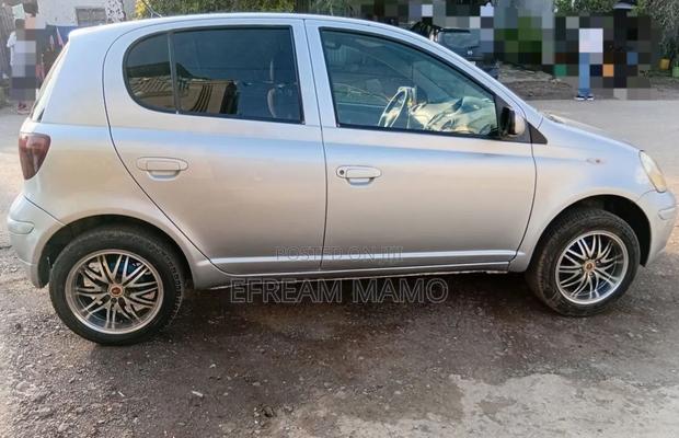 Toyota Vitz 2004 Silver
