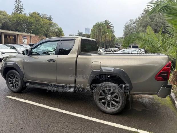 Toyota Hilux 2021 Gray
