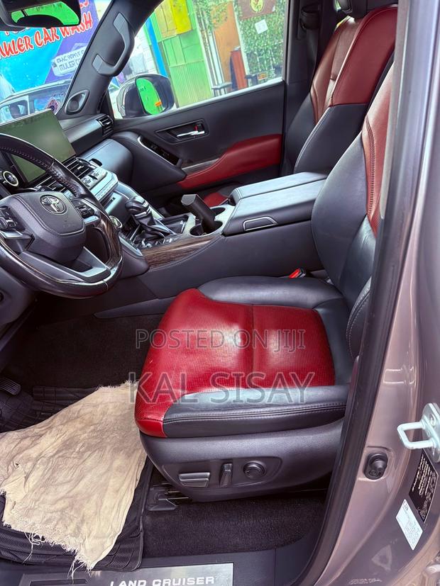 Toyota Land Cruiser LC300 2023 Silver