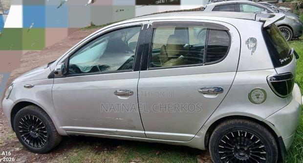 Toyota Vitz 2001 Silver