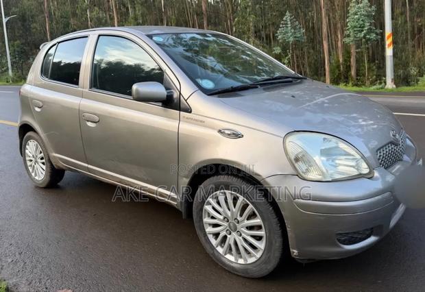 Toyota Vitz 2004 Silver