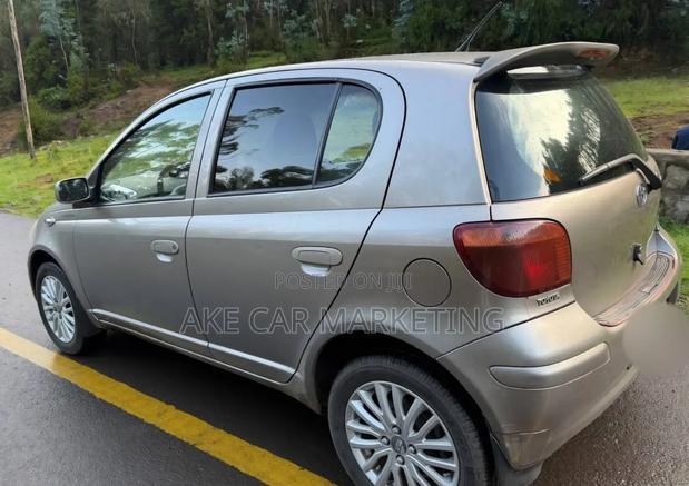Toyota Vitz 2004 Silver