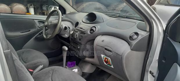 Toyota Vitz 2001 Silver