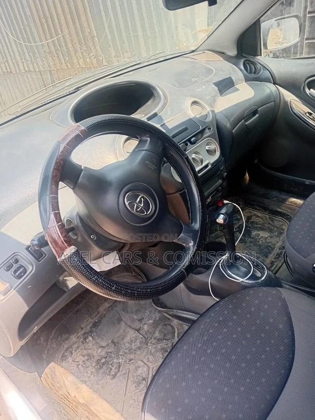 Toyota Vitz 2002 Blue