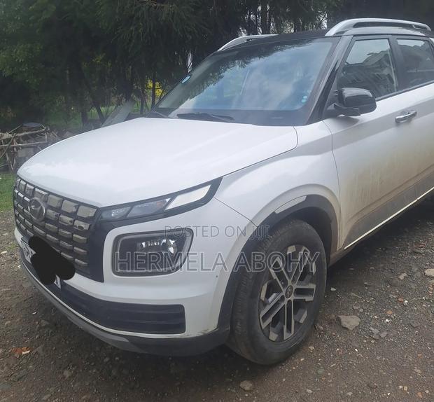 Hyundai Venue 2023 White