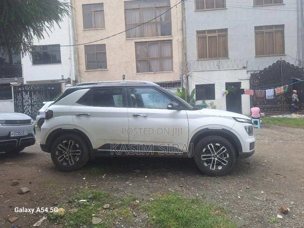 Hyundai Venue 2023 White