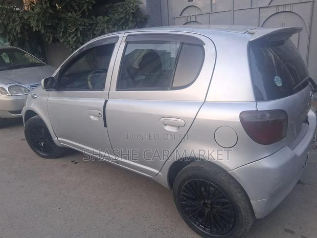 Toyota Vitz 2001 Silver