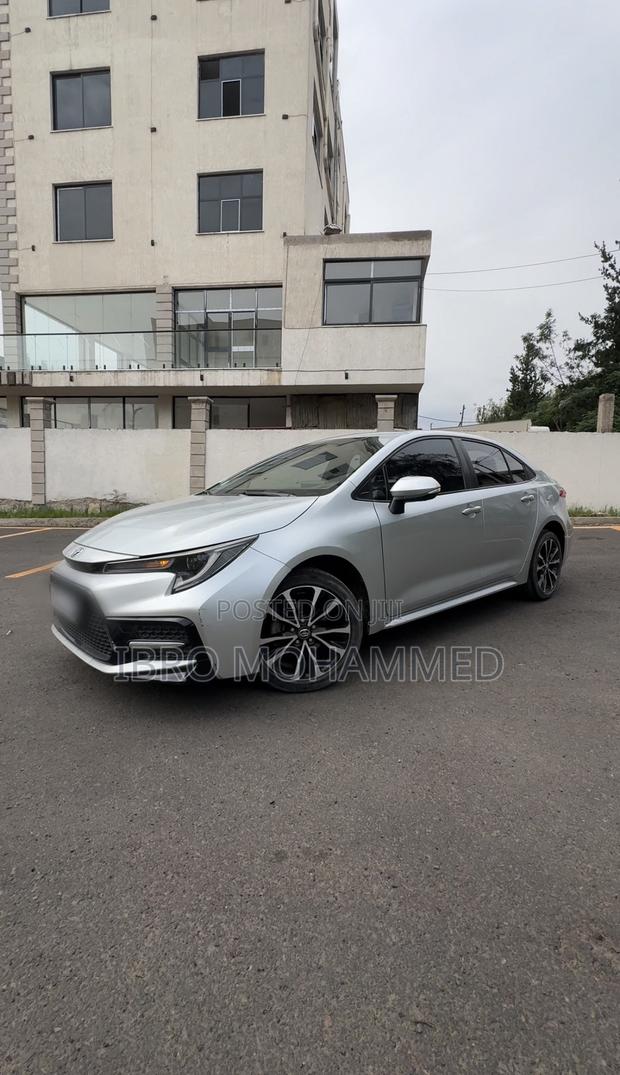 Toyota Corolla XLE 2022 Silver