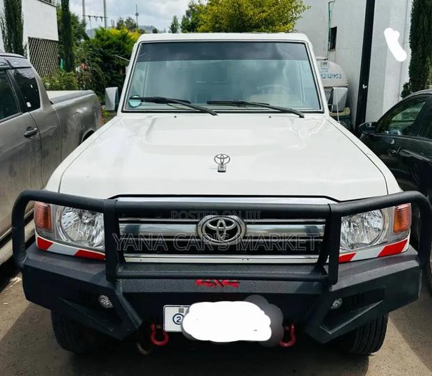 Toyota Land Cruiser 2009 White