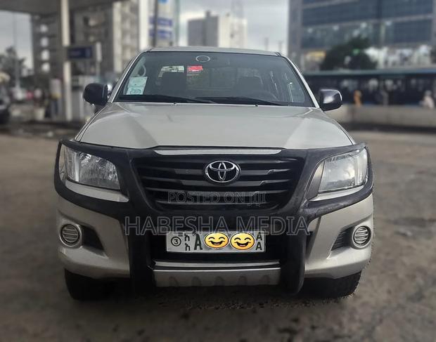 Toyota Hilux 2013 Gold