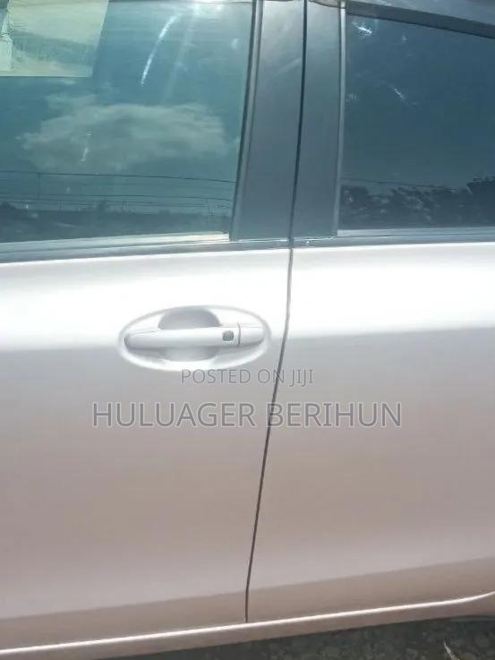 Toyota Yaris 2010 Silver