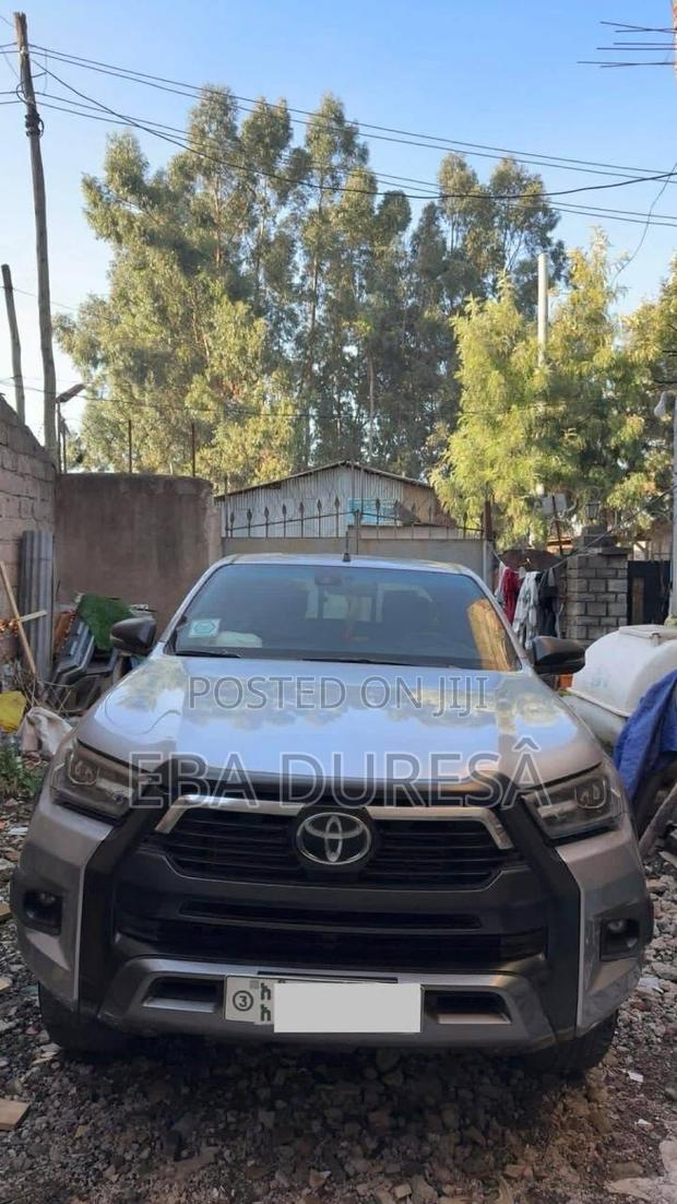 Toyota Hilux 2023 Gray