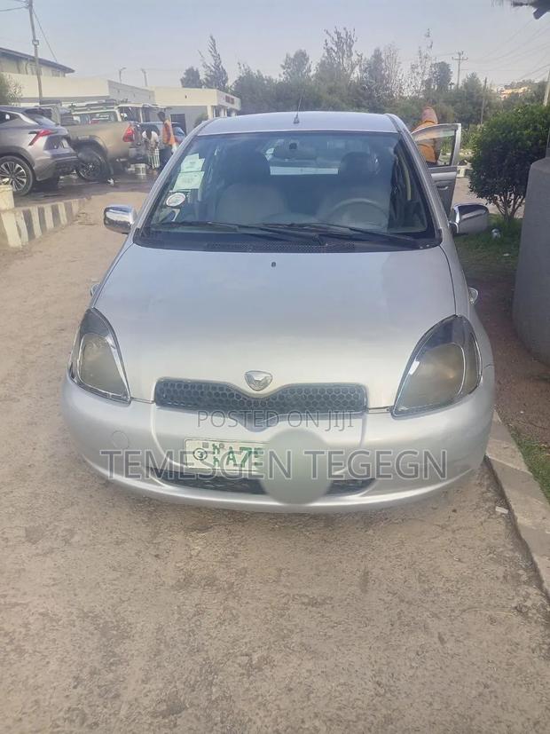 Toyota Vitz 2000 Silver