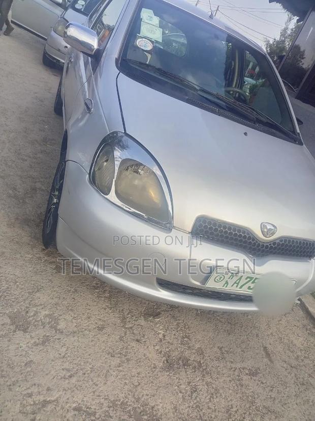 Toyota Vitz 2000 Silver