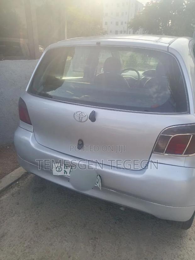 Toyota Vitz 2000 Silver