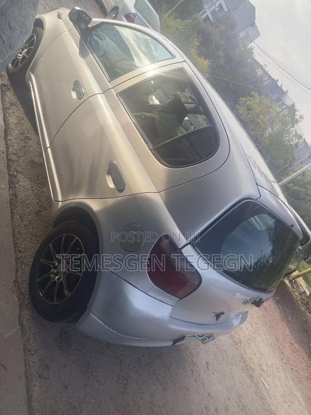 Toyota Vitz 2000 Silver
