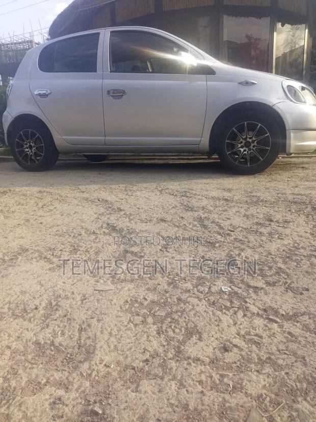 Toyota Vitz 2000 Silver