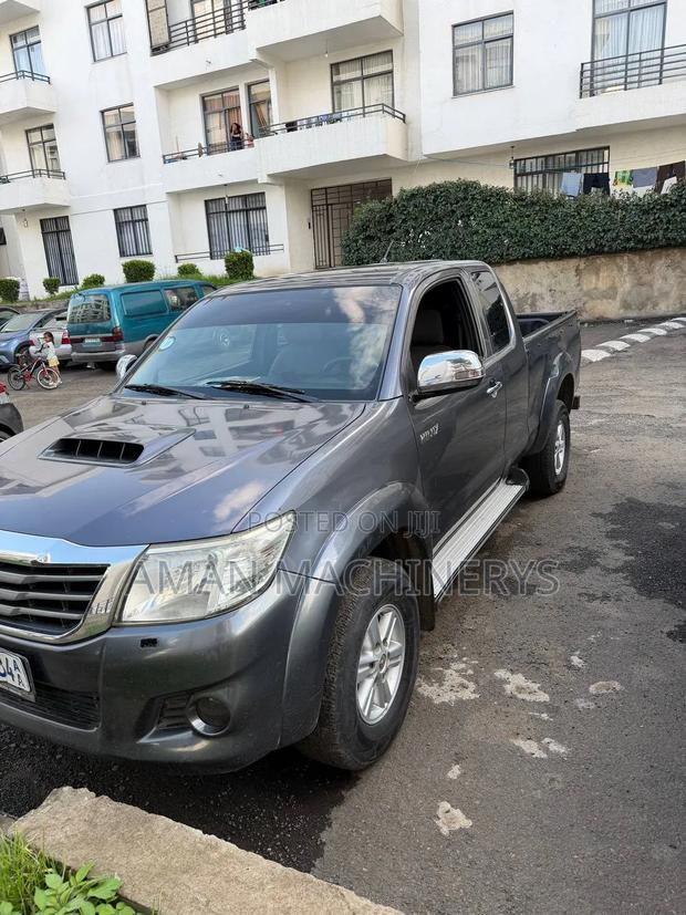 Toyota Hilux 2012 Gray