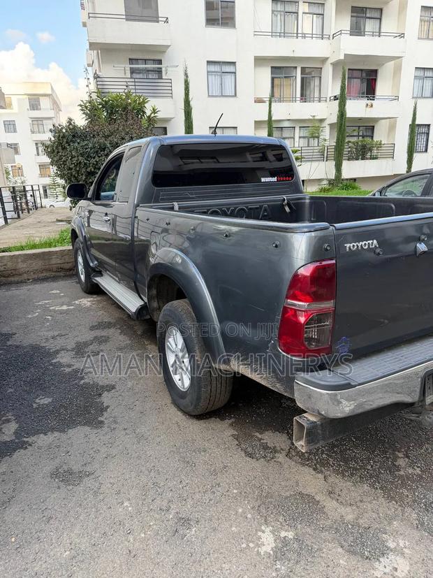 Toyota Hilux 2012 Gray