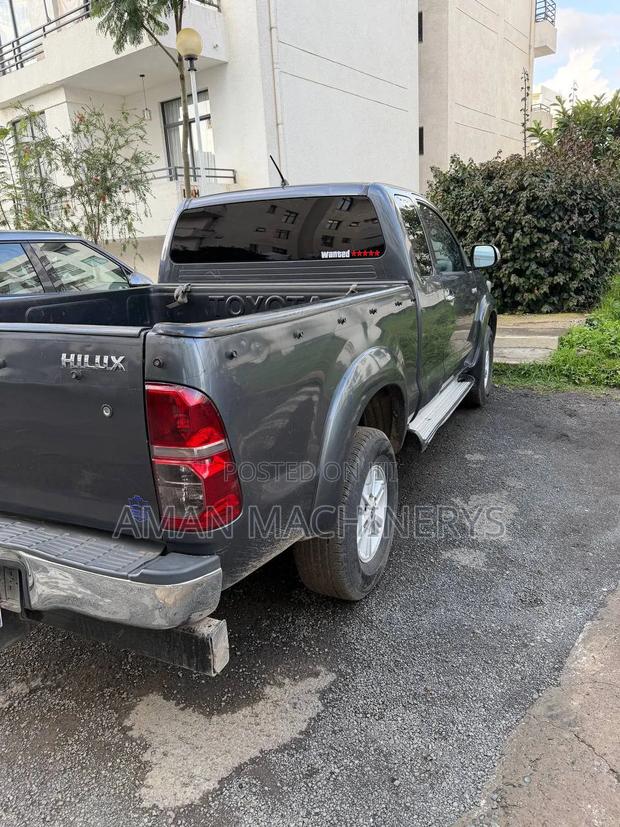 Toyota Hilux 2012 Gray