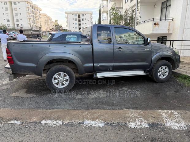 Toyota Hilux 2012 Gray