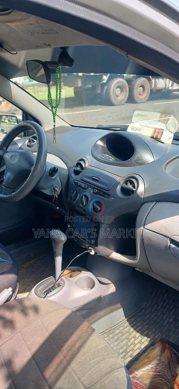 Toyota Vitz 2001 Gray
