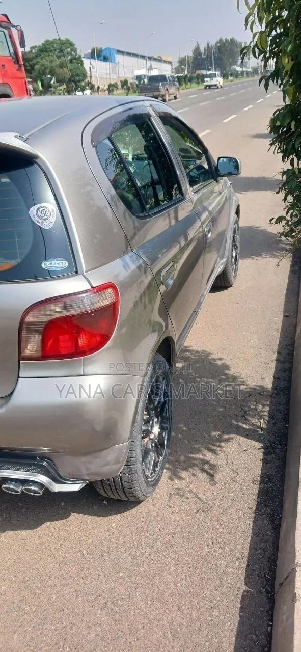 Toyota Vitz 2001 Gray