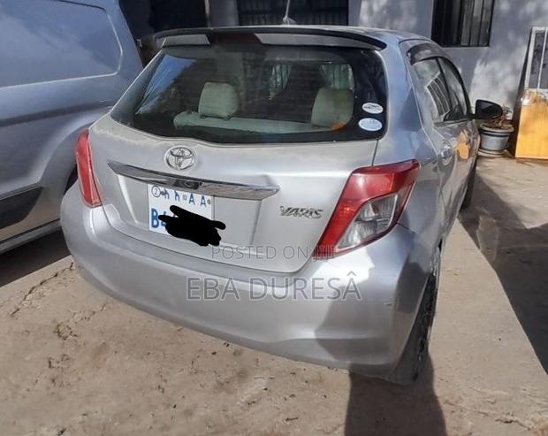 Toyota Yaris L Hatchback 3dr 2012 Gray
