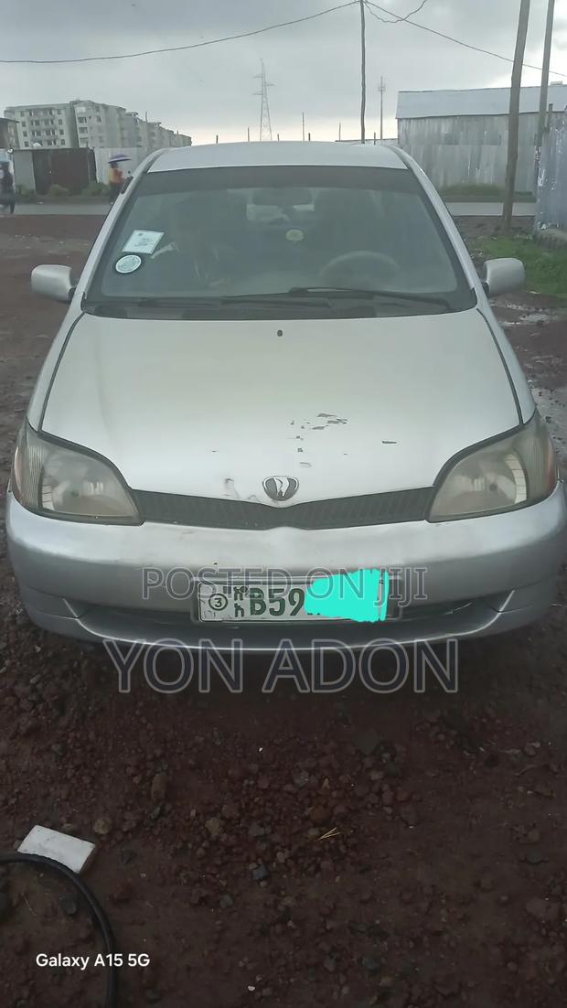 Toyota Platz 2001 Silver