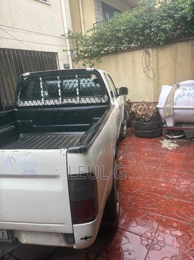 Toyota Hilux 2003 White