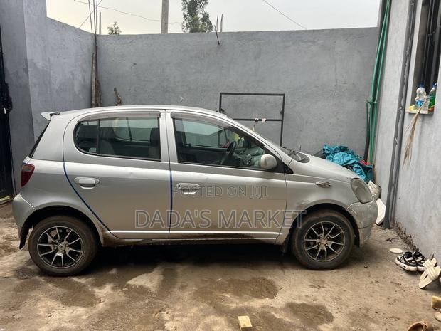 Toyota Vitz 2001 Silver