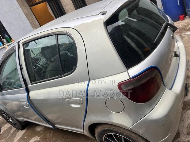 Toyota Vitz 2001 Silver
