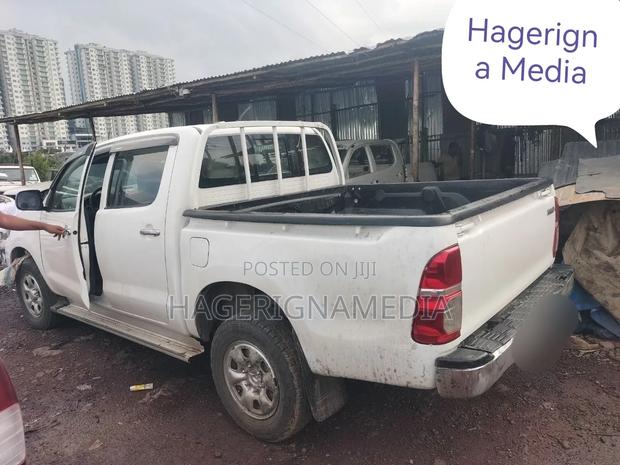 Toyota Hilux 2010 White