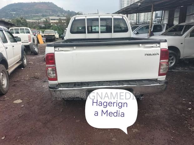 Toyota Hilux 2010 White