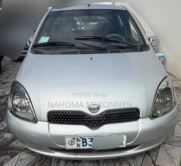 Toyota Vitz 2000 Silver