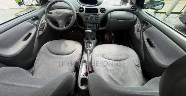 Toyota Vitz 2000 Silver