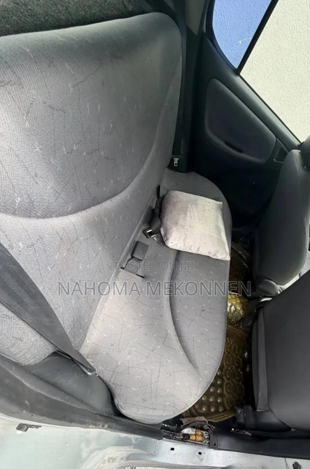 Toyota Vitz 2000 Silver