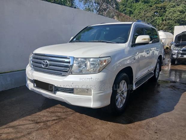 Toyota Land Cruiser 2010 White