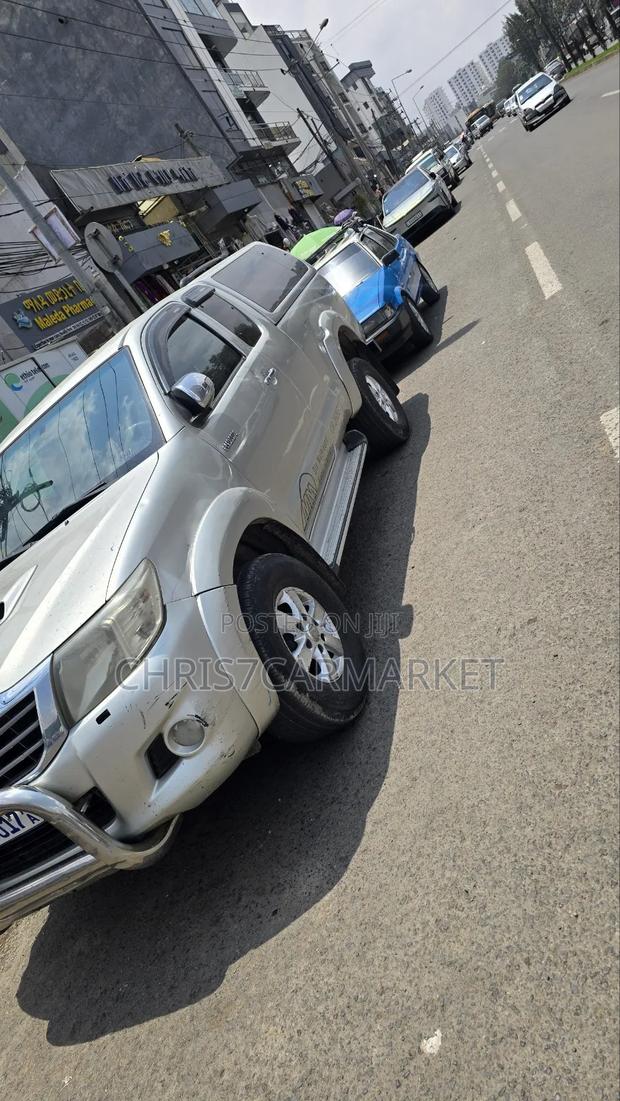 Toyota Hilux 2012 Gold