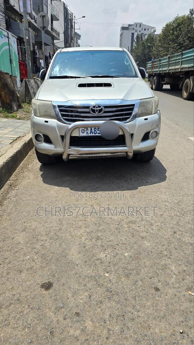 Toyota Hilux 2012 Gold