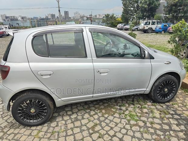 Toyota Vitz 2001 Silver