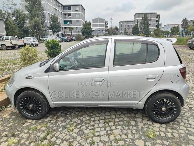 Toyota Vitz 2001 Silver