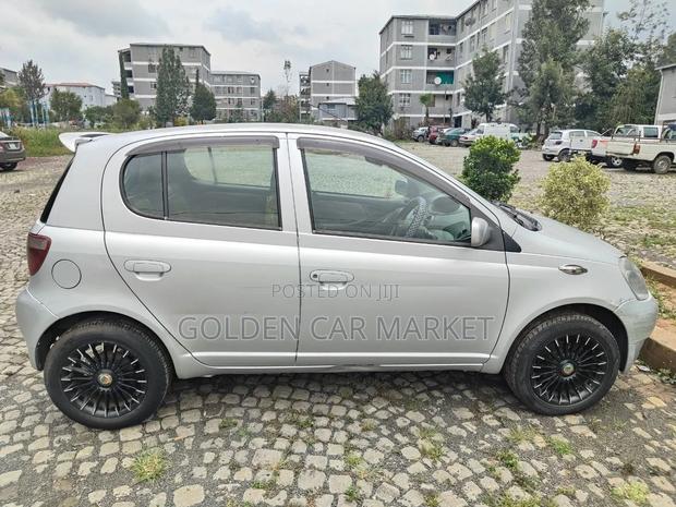 Toyota Vitz 2001 Silver