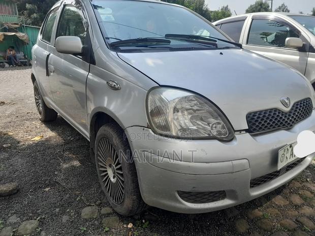 Toyota Vitz 2002 Silver