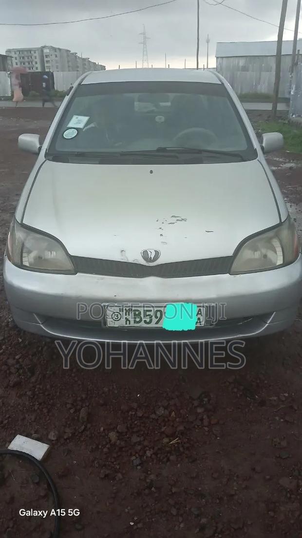 Toyota Platz 2001 Silver
